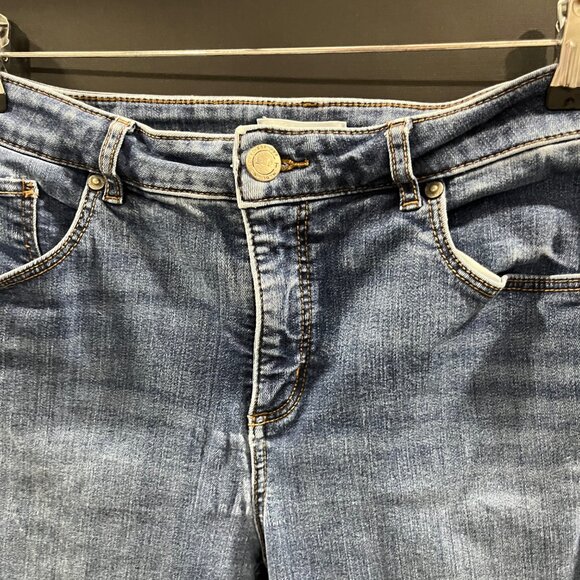 Loft, Cut off Blue Jeans. - Picture 2 of 4